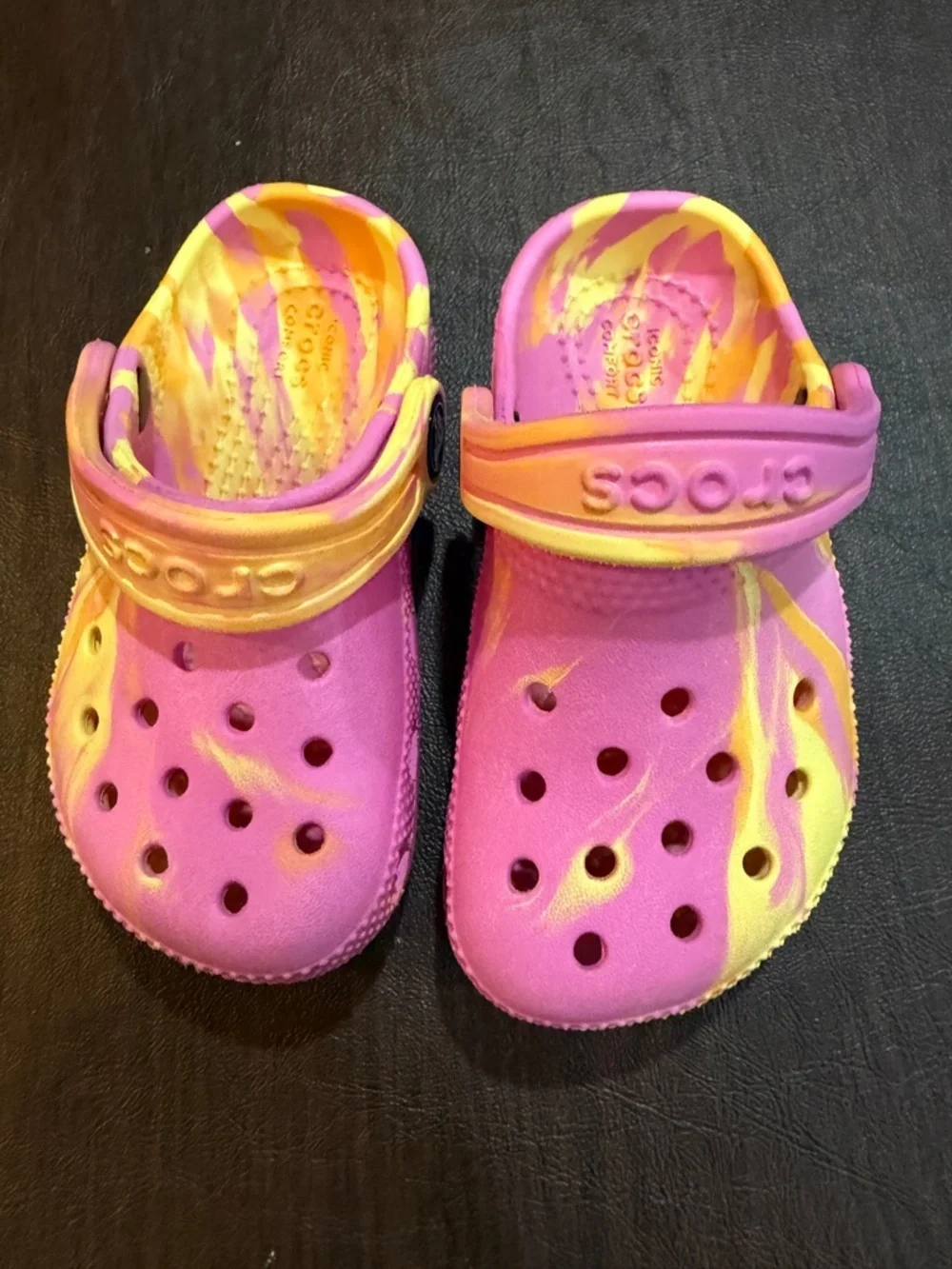 Crocs Classic Kids Pink & Yellow Marbled Tie-Dye Clog Sandals Sz 7